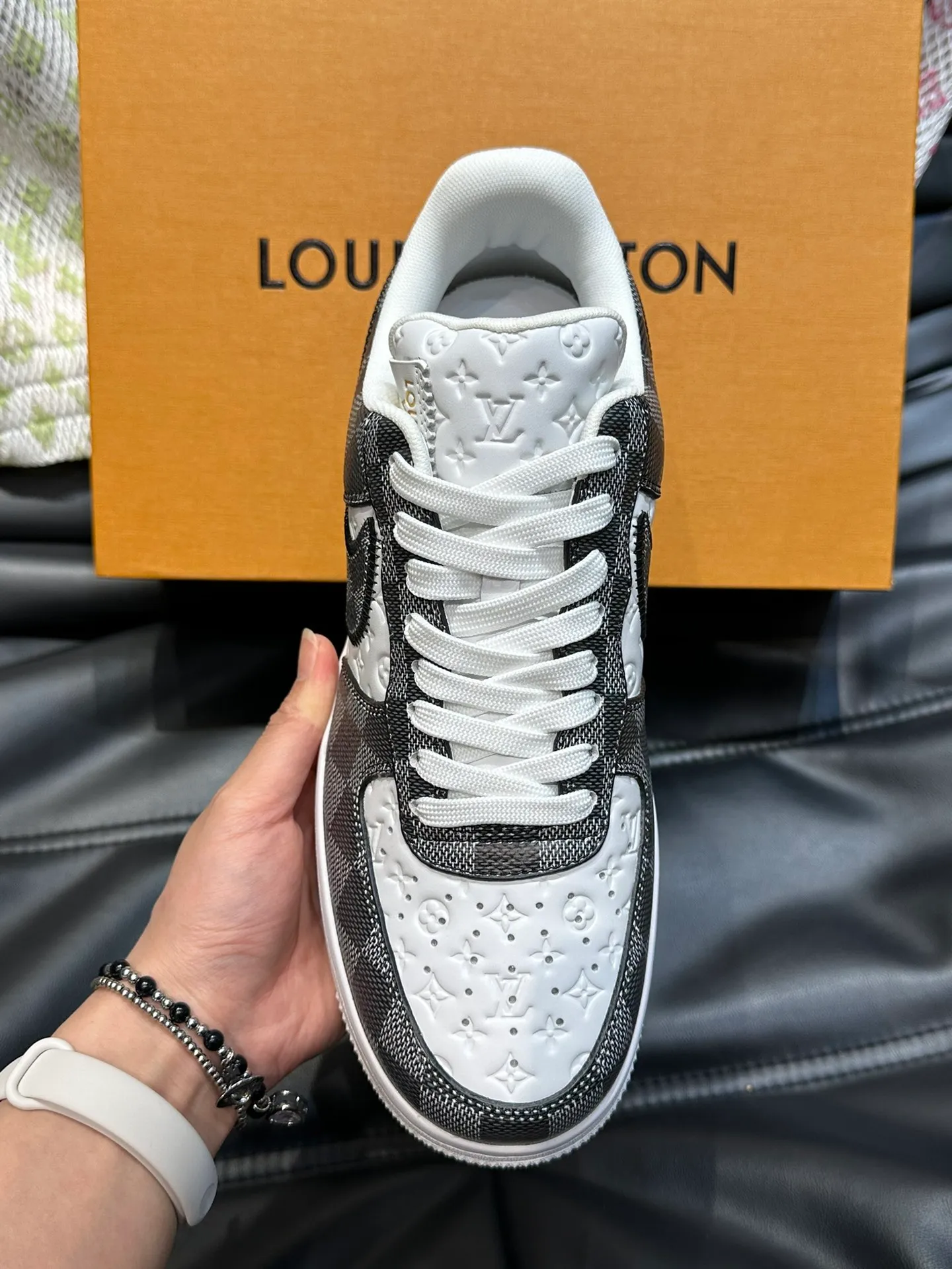 p440《*OUIS *UITTO*》x OFF-WHITE x Nike tripartite collaboration! Trendy and cool men's casual sports shoes with unrivaled color matching. The design idea basically continues the style of THE TEN. The Swoosh line and tongue label have a very familiar visual effect and are both fashionable and trendy! A must-have for fashionistas! The effect on your feet is absolutely stunning!  Size: 39-45